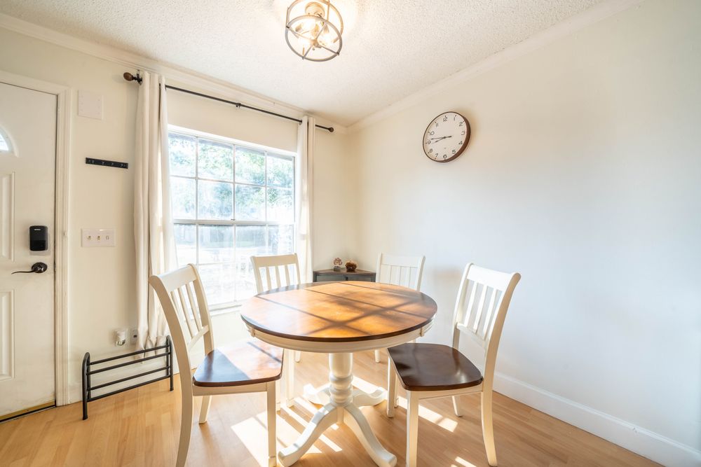 Furnished rental dining area